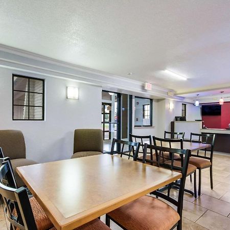 Econo Lodge Del City Exterior photo