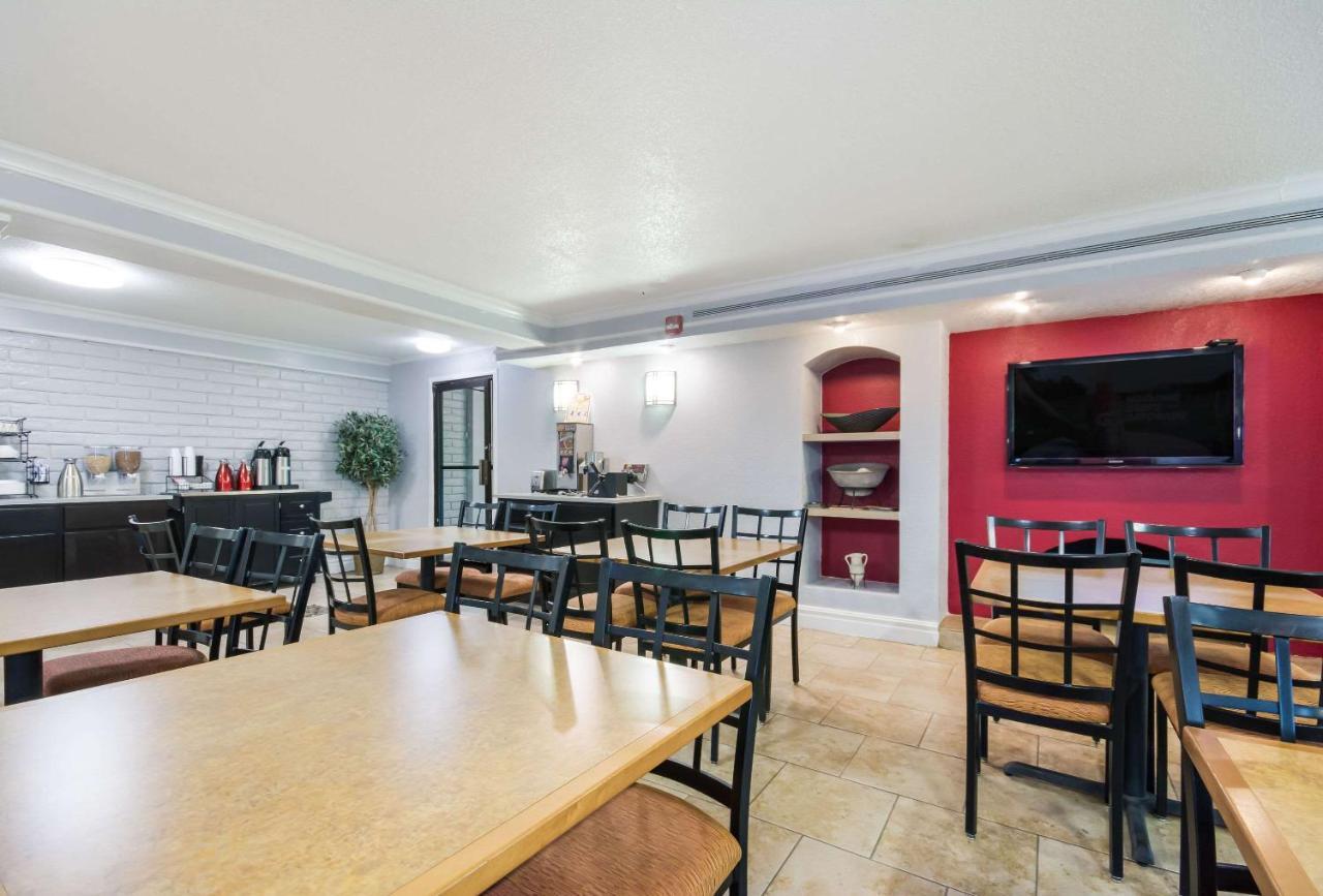 Econo Lodge Del City Exterior photo