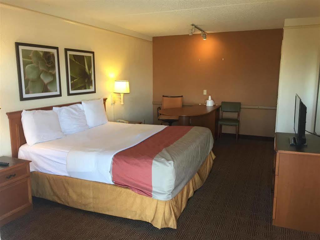 Econo Lodge Del City Exterior photo