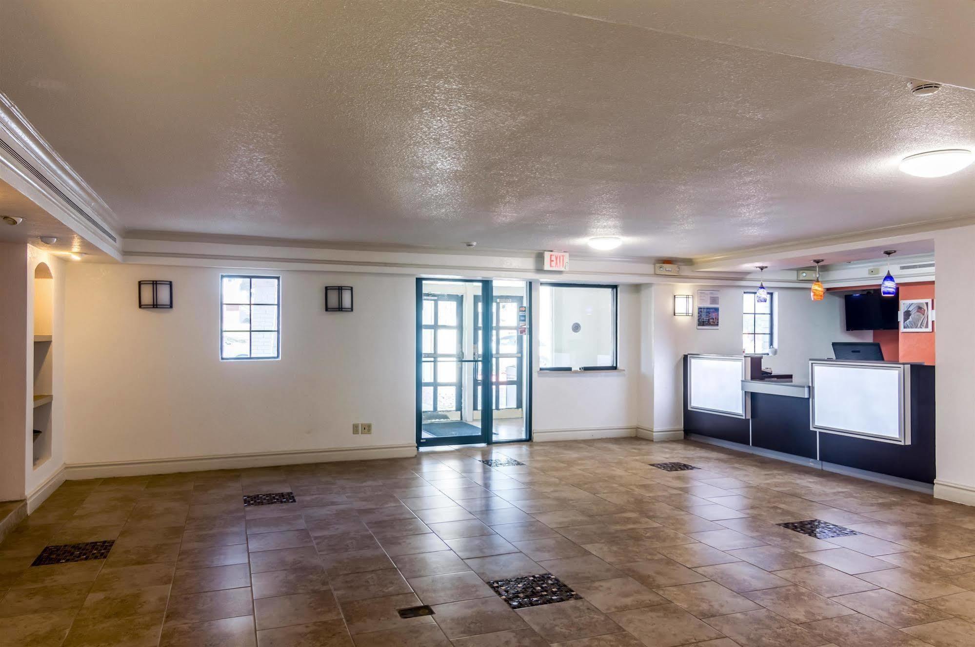 Econo Lodge Del City Exterior photo