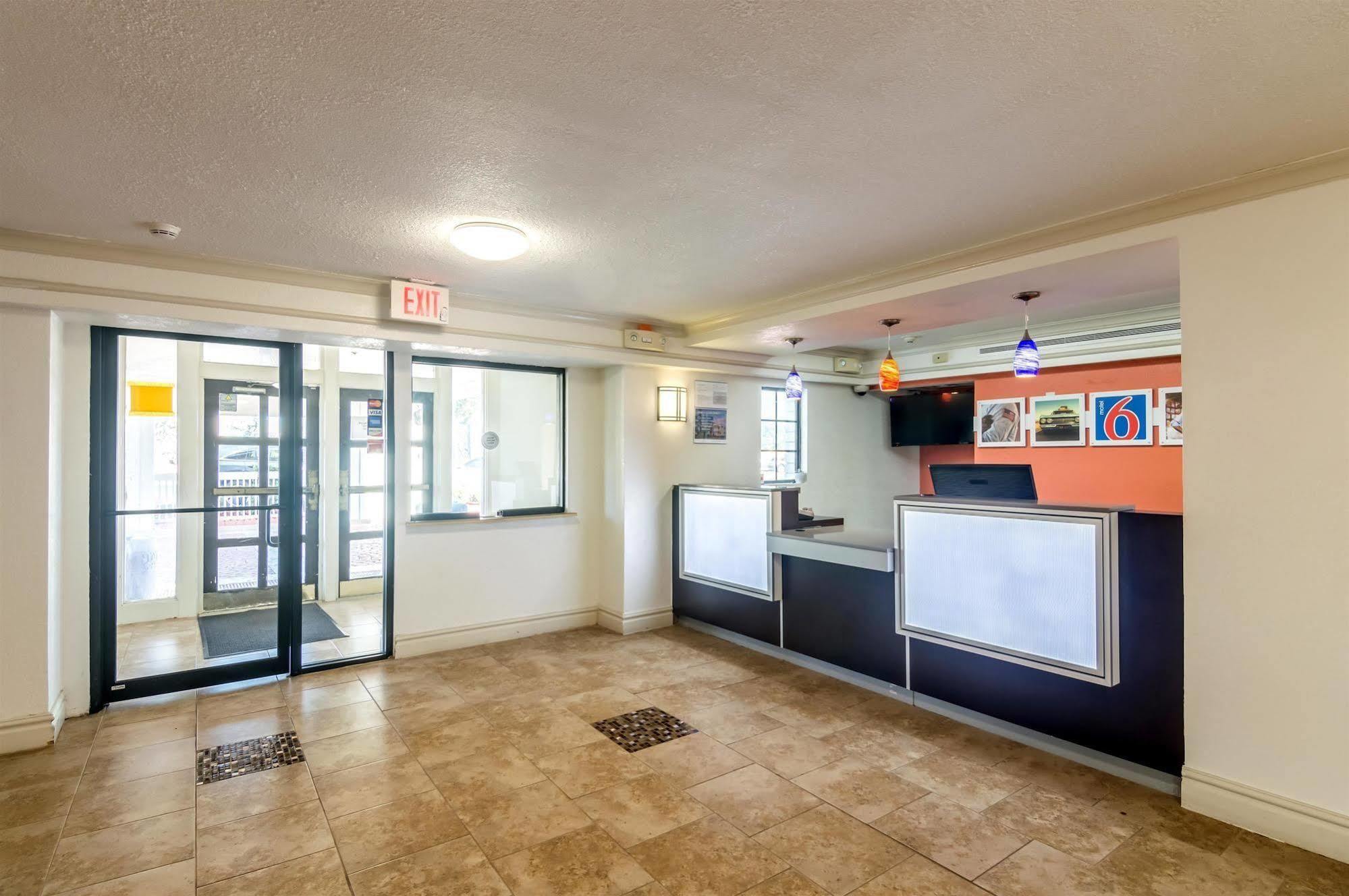 Econo Lodge Del City Exterior photo