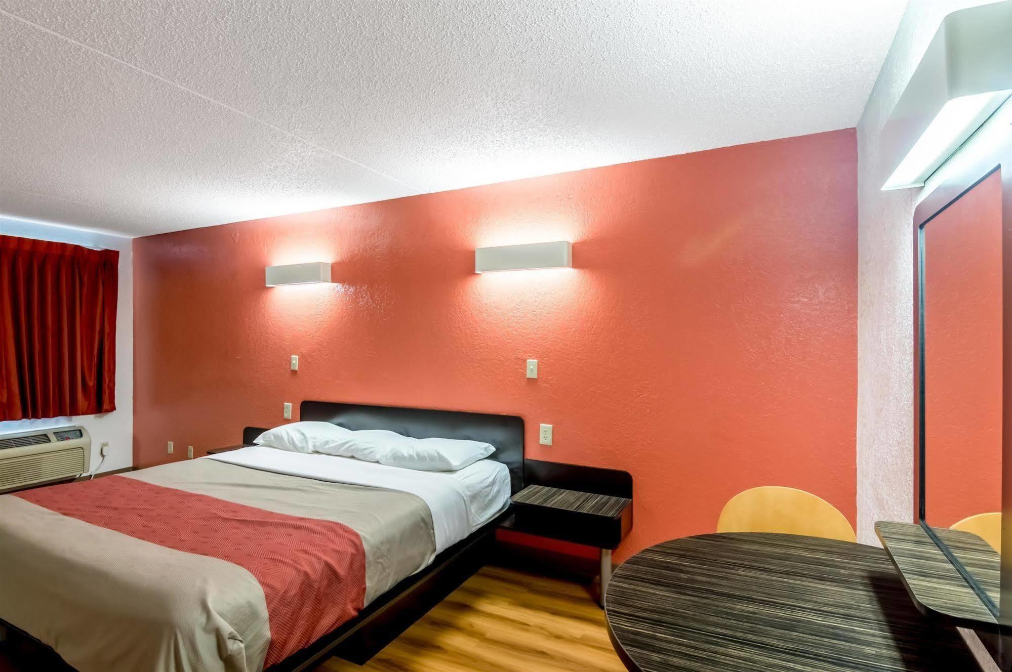 Econo Lodge Del City Exterior photo