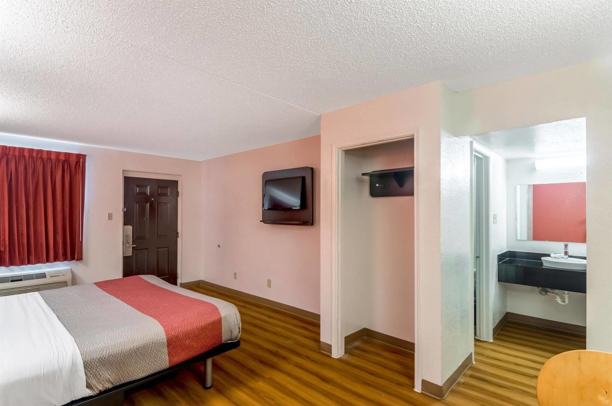 Econo Lodge Del City Exterior photo