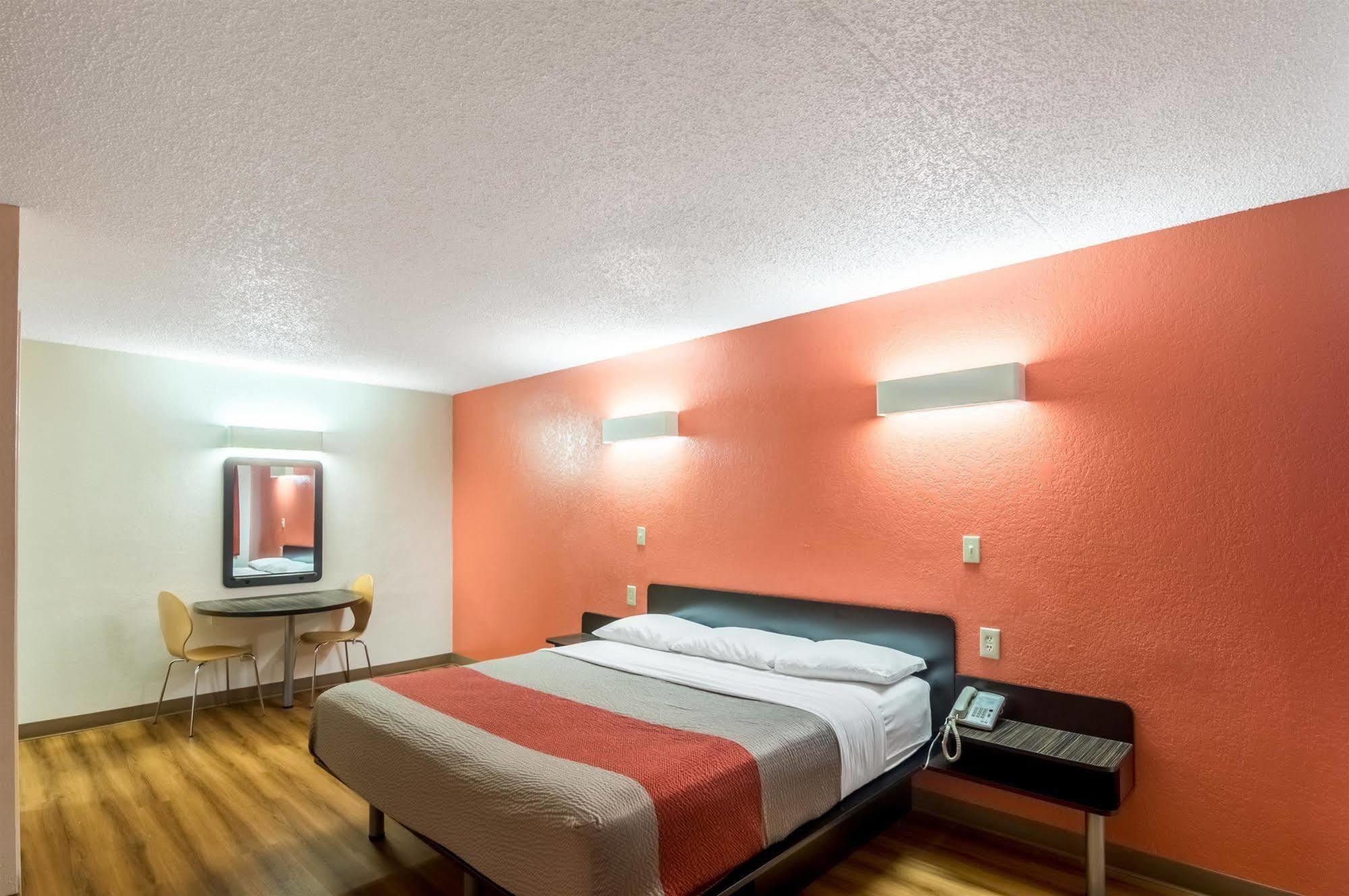 Econo Lodge Del City Exterior photo