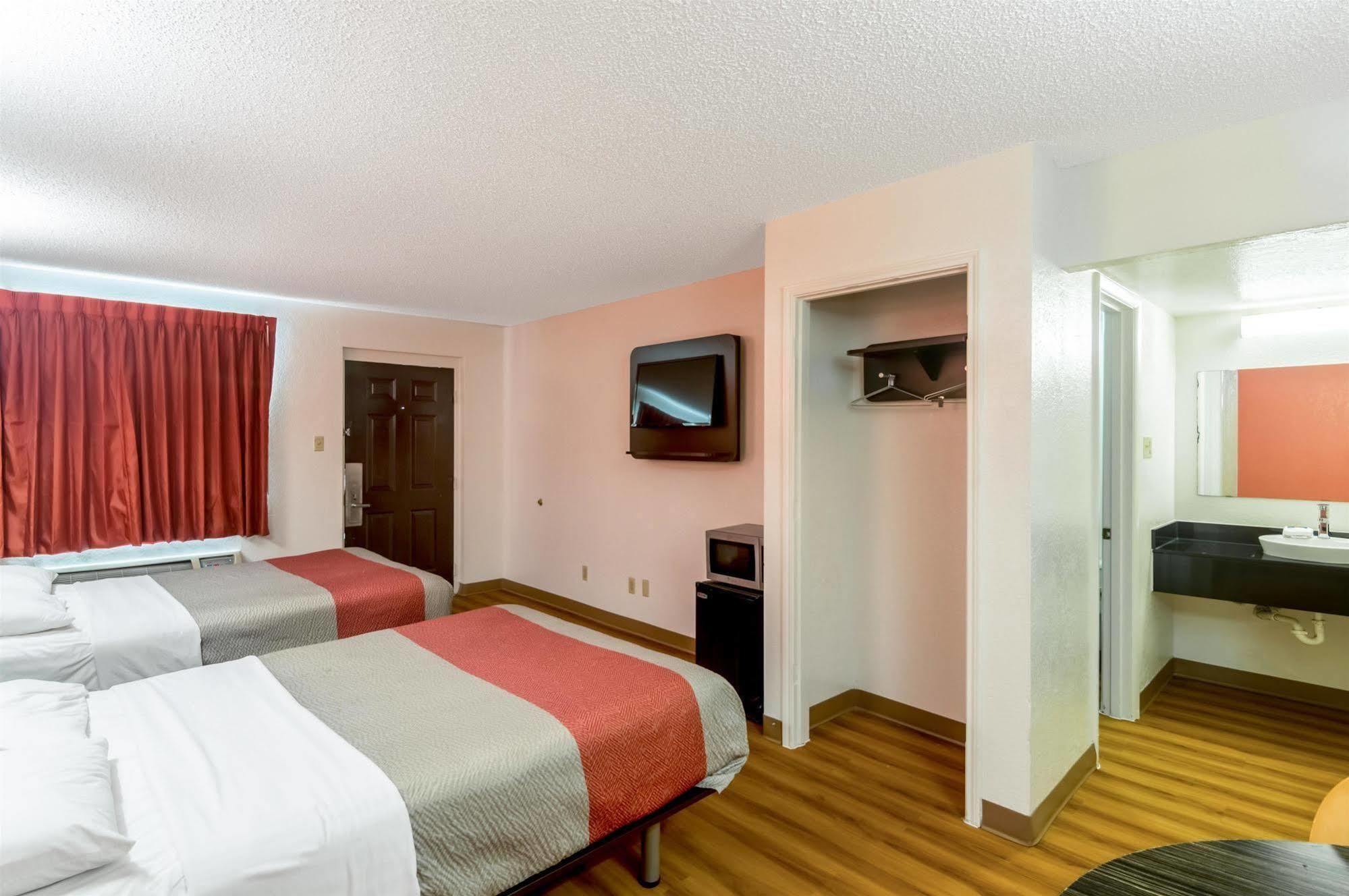 Econo Lodge Del City Exterior photo